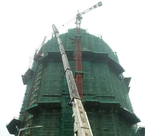 柳北吊车在工地上作业